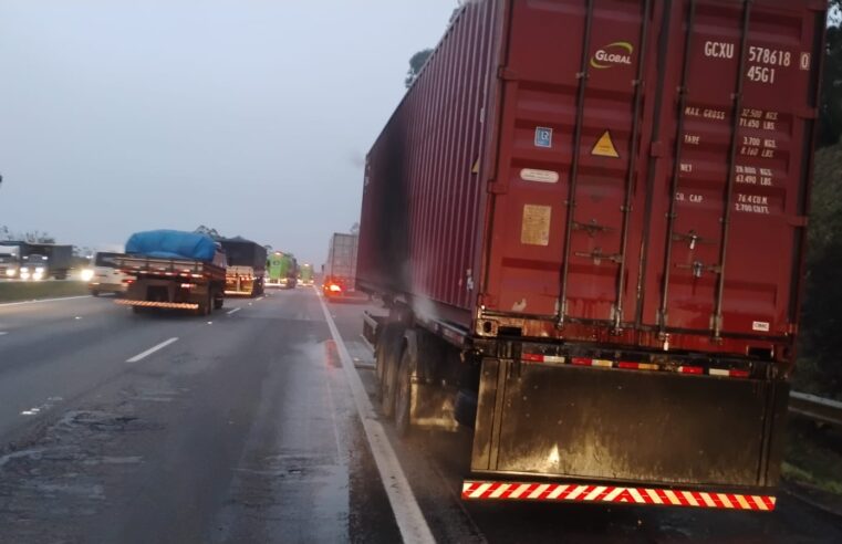 CARRETA PEGA FOGO NO RODOANEL; CARGA DE AGROTÓXICO SEGUE EM COMBUSTÃO