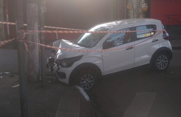 MULHER FICA FERIDA APÓS CARRO COLIDIR CONTRA POSTE NO CENTRO DE SÃO BERNARDO