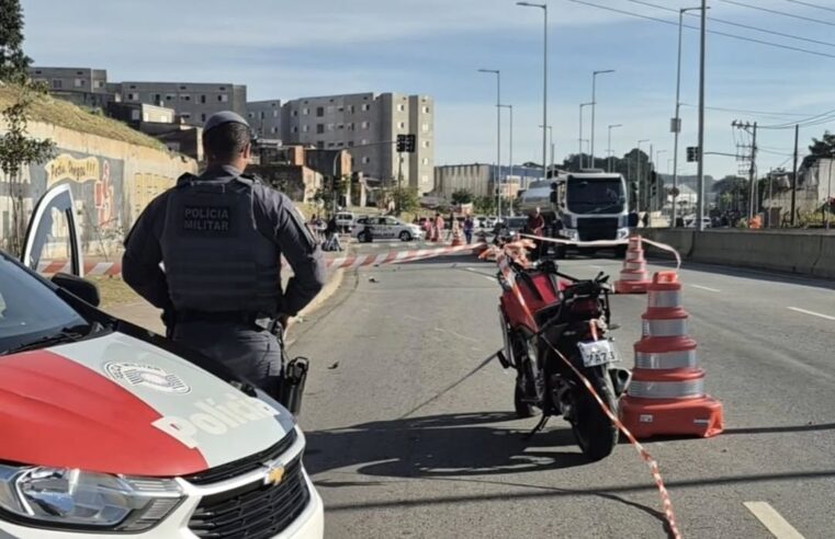 CASAL MORRE APÓS COLIDIR COM POSTE NA AVENIDA ANHAIA MELLO, EM SANTO ANDRÉ