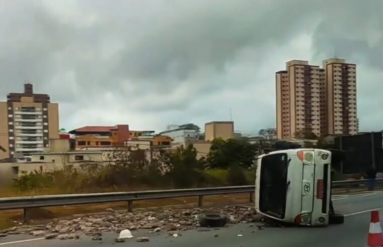 UTILITÁRIO CAPOTA NO KM 19 DA VIA ANCHIETA, SENTIDO CAPITAL