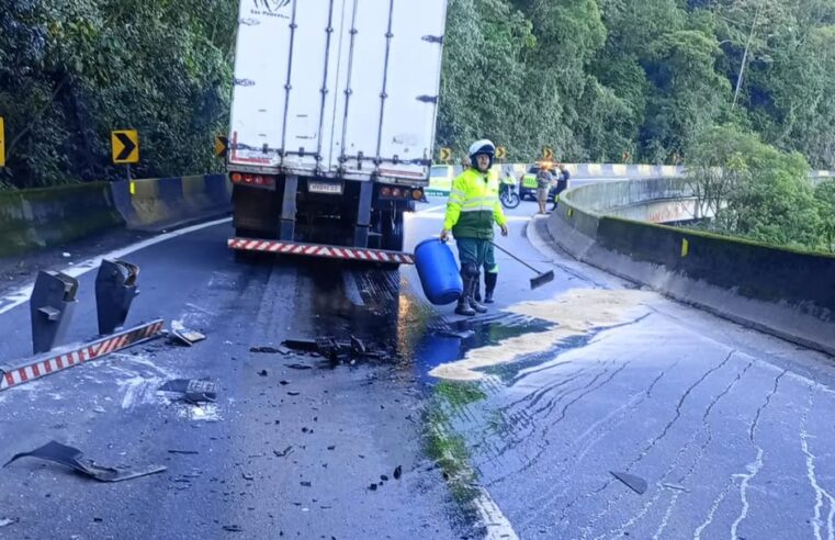 COLISÃO ENTRE CARRETAS INTERDITA VIA ANCHIETA E CAUSA LENTIDÃO.