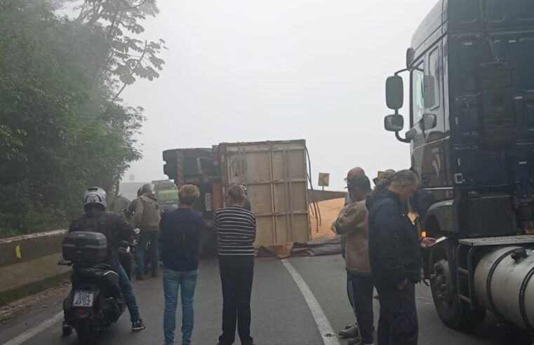 TOMBAMENTO DE CARRETA INTERDITA ANCHIETA NO KM 48, SENTIDO LITORAL