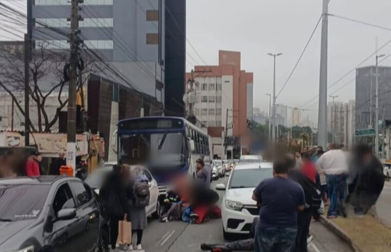PEDESTRE TENTA ATRAVESSAR AVENIDA LUCAS NOGUEIRA GARCEZ E É ATROPELADO POR MOTO
