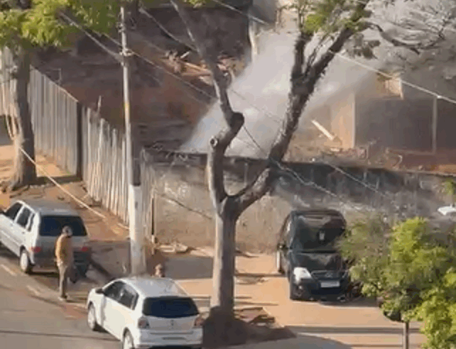 VAZAMENTO DE ÁGUA NA AV. FRANCISCO PRESTES MAIA, EM SÃO BERNARDO