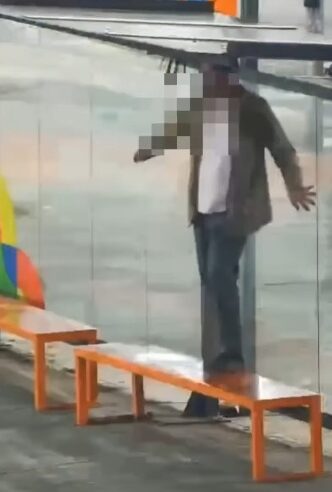 GCM PRENDE DOIS CRIMINOSOS QUE FURTAVAM ESTRUTURA DE PONTO DE ÔNIBUS NO CENTRO DE SBC