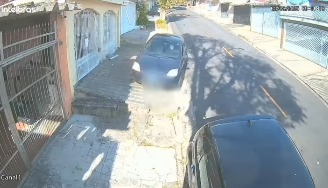 MOTORISTA SE ABAIXA, INVADE CALÇADA E QUASE ACERTA VEÍCULO EM SÃO BERNARDO