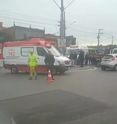 ACIDENTE ENVOLVENDO CARRO E UTILITÁRIO COMPLICA TRÂNSITO NA ESTRADA DOS ALVARENGAS