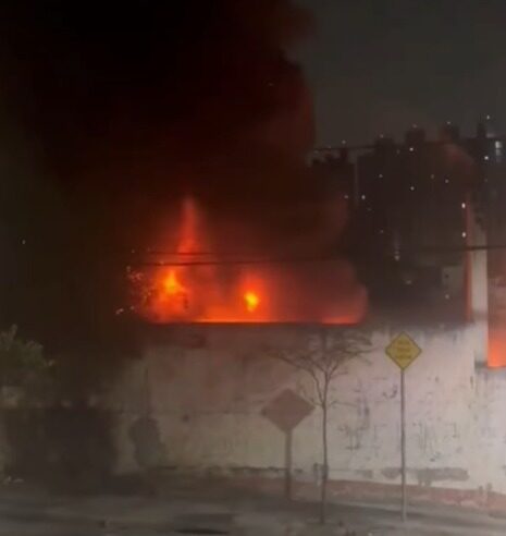 DEPÓSITO DE RECICLAGEM PEGA FOGO NO BAETA NEVES, EM SÃO BERNARDO