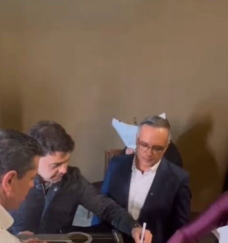 ZEZÉ DI CAMARGO DOA VIOLÃO AUTOGRAFADO AO FUNDO SOCIAL DE SÃO BERNARDO