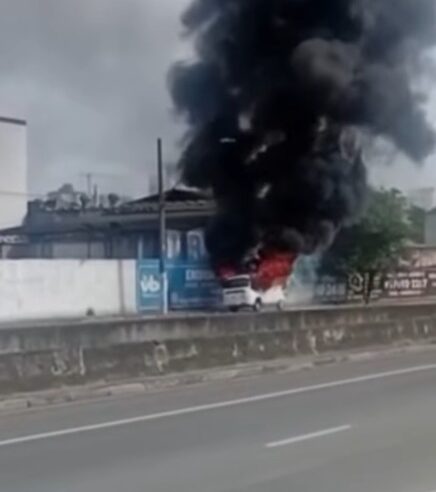 KOMBI PEGA FOGO EM SANTO ANDRÉ NA MANHÃ DESTA QUARTA-FEIRA (6)