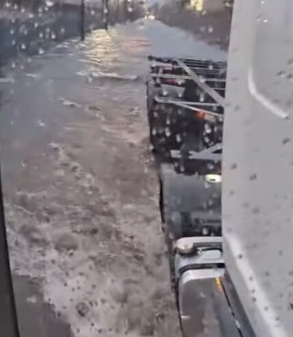 CHUVA FORTE ALAGA RUAS E CAUSA TRANSTORNOS EM SANTOS