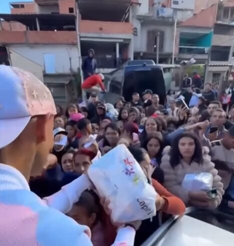INFLUENCIADORES DOAM MAIS DE 2 MIL CESTAS EM BAIRRO DE MAUÁ