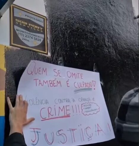 PAIS PROTESTAM EM FRENTE A ESCOLA PARTICULAR DE SÃO BERNARDO APÓS DENÚNCIA DE MAUS-TRATOS