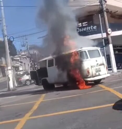KOMBI PEGA FOGO NA AV. JOÃO FIRMINO