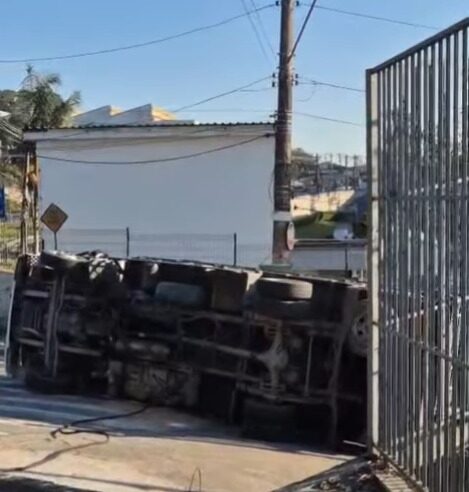 CAMINHÃO TOMBA NA ESTRADA GALVÃO BUENO, NO BATISTINI