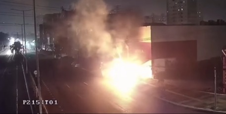 HOMEM COM SINAIS DE EMBRIAGUEZ COLIDE COM ÔNIBUS, QUE BATE EM POSTE E PEGA FOGO EM SÃO CAETANO