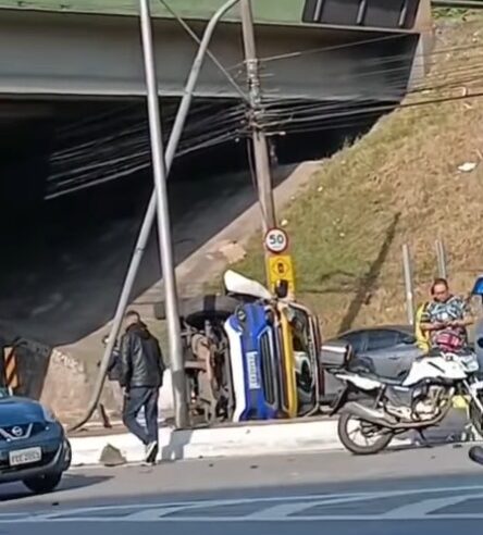 VIATURA DO TRÂNSITO SOFRE ACIDENTE E CAPOTA EM FRENTE AO HOSPITAL ASSUNÇÃO