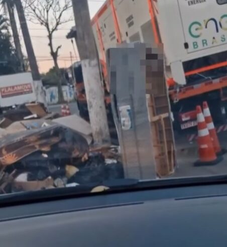 MORADORES FLAGRAM PESSOAS DESCARTANDO SOFÁ E ENTULHO NO MEIO DA RUA NO JARDIM REPRESA