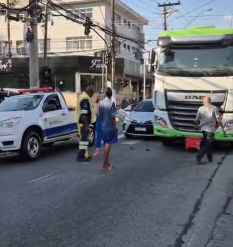 TRÂNSITO: CARRO BATE NA LATERAL DE CAMINHÃO-TANQUE NA AV. MARIA SERVIDEI DEMARCHI
