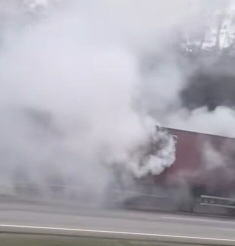 CARRETA COM CARGA DE AGROTÓXICO PEGA FOGO NO RODOANEL; TRÁFEGO INTERDITADO NO KM 52
