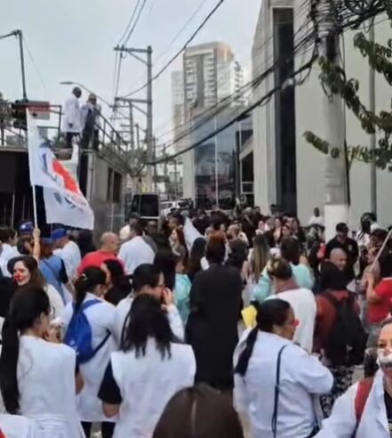 FUNCIONÁRIOS DA FUNDAÇÃO ABC, QUE GERE A SAÚDE DE SÃO BERNARDO, REALIZAM MANIFESTAÇÃO E COBRAM DISSÍDIO