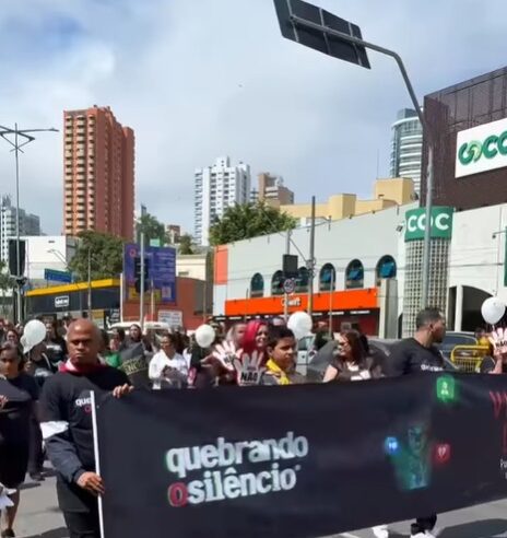 CAMINHADA REÚNE FAMÍLIAS EM SÃO BERNARDO CONTRA VIOLÊNCIA DIGITAL