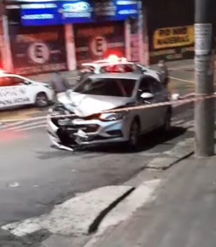 MADRUGADA DE DOMINGO: ACIDENTE ENTRE CARRO E MOTO DEIXA HOMEM FERIDO NA RUA DOS VIANAS