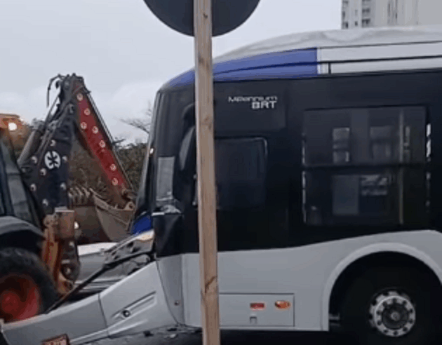 ÔNIBUS E RETROESCAVADEIRA SE ENVOLVEM EM ACIDENTE NA ROTATÓRIA DA ALDINO PINOTTI