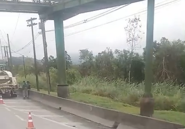 QUEDA DE MOTO E ATROPELAMENTO DEIXAM DUAS VÍTIMAS FATAIS NA RODOVIA PIAÇAGUERA-GUARUJÁ