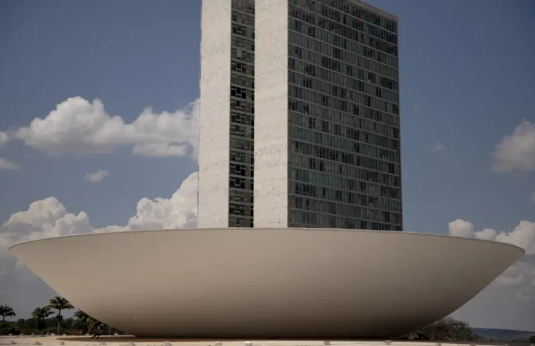 CÂMARA DECLARA PERDA DE MANDATO A 7 DEPUTADOS E DÁ POSSE A SUBSTITUTOS