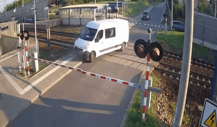 TREM ATINGE VAN NA POLÔNIA E MOTORISTA FICA FERIDO; VÍDEO MOSTRA O IMPACTO