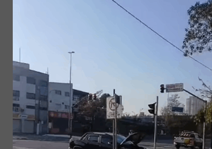 CARRO DERRUBA POSTE NA AV. FARIA LIMA EM SÃO BERNARDO