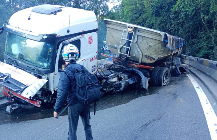 CARRETA FICA ATRAVESSADA E BLOQUEIA VIA ANCHIETA EM SÃO BERNARDO