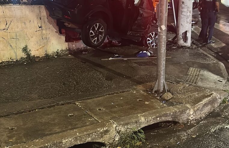 MOTORISTA COM SINAIS DE EMBRIAGUEZ COLIDE COM MURO AO FUGIR DA GCM EM SÃO BERNARDO