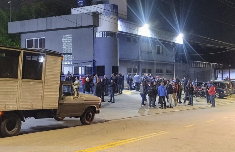 TRABALHADORES FAZEM PROTESTO NA GARAGEM DA NEXT MOBILIDADE EM SANTO ANDRÉ; LINHAS INTERMUNICIPAIS JÁ VOLTARAM A OPERAR