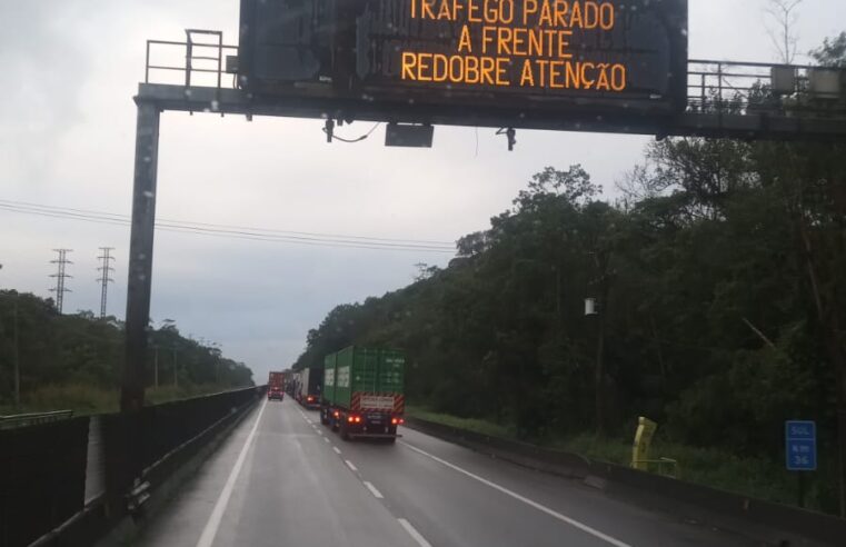 TOMBAMENTO DE CARRETA INTERDITA ANCHIETA NO KM 50, EM CUBATÃO