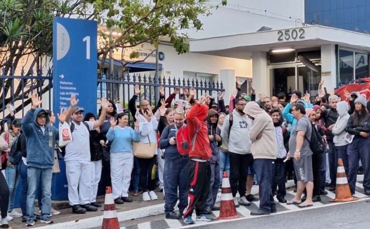 SINDICATO REALIZA PARALISAÇÃO NA PORTA DA WHEATON EM SÃO BERNARDO POR REAJUSTE SALARIAL E MUDANÇA NO PL