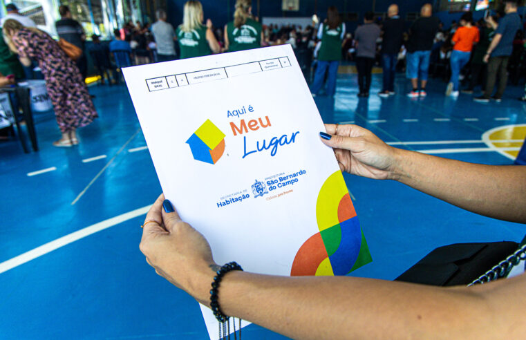 CARAVANA DA REGULARIZAÇÃO FUNDIÁRIA LEVA 1.200 ESCRITURAS A MORADORES DO ALVARENGA