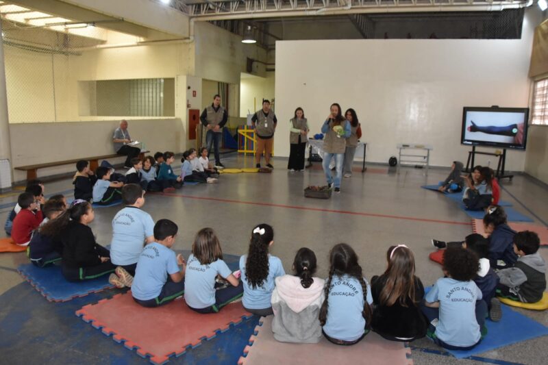 SABINA LEVA MUNDO DOS DINOSSAUROS ÀS ESCOLAS MUNICIPAIS DE SANTO ANDRÉ