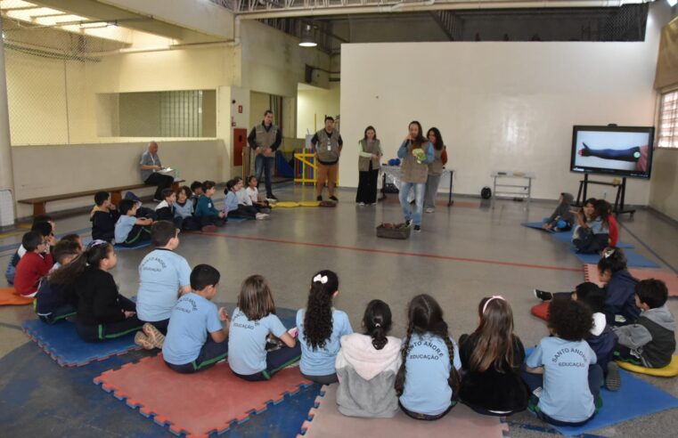 SABINA LEVA MUNDO DOS DINOSSAUROS ÀS ESCOLAS MUNICIPAIS DE SANTO ANDRÉ