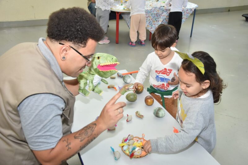 SABINA LEVA MUNDO DOS DINOSSAUROS ÀS ESCOLAS MUNICIPAIS DE SANTO ANDRÉ