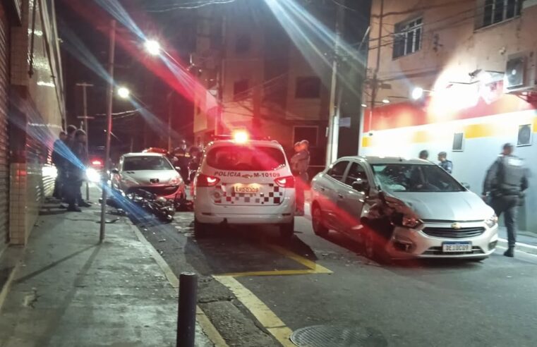 DUPLA TENTA FUGIR DA PM, PERDE O CONTROLE DA MOTO E BATE DE FRENTE COM CARRO EM SÃO CAETANO