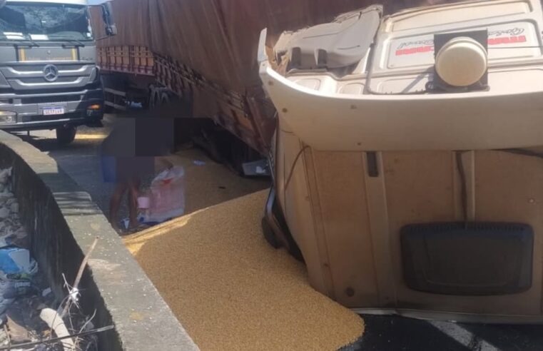 ACIDENTE ENTRE TRÊS CARRETAS CAUSA LENTIDÃO NA ANCHIETA SENTIDO LITORAL