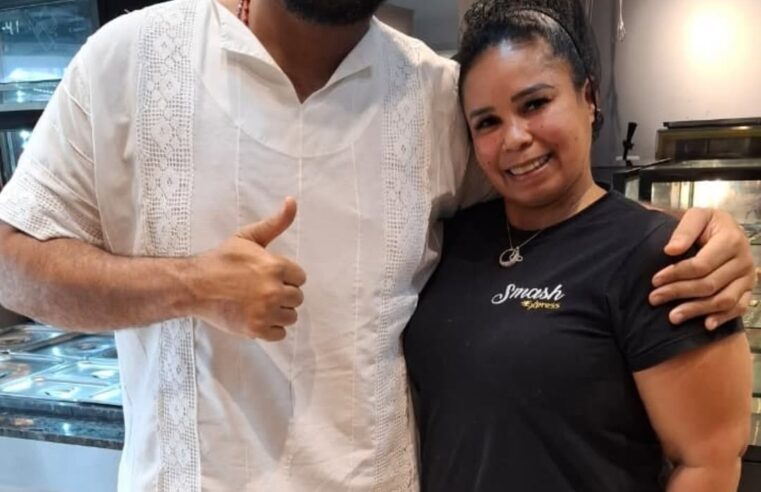 ATOR DA GLOBO VISITA PADARIA NO JARDIM SILVINA E TIRA FOTOS COM FUNCIONÁRIOS