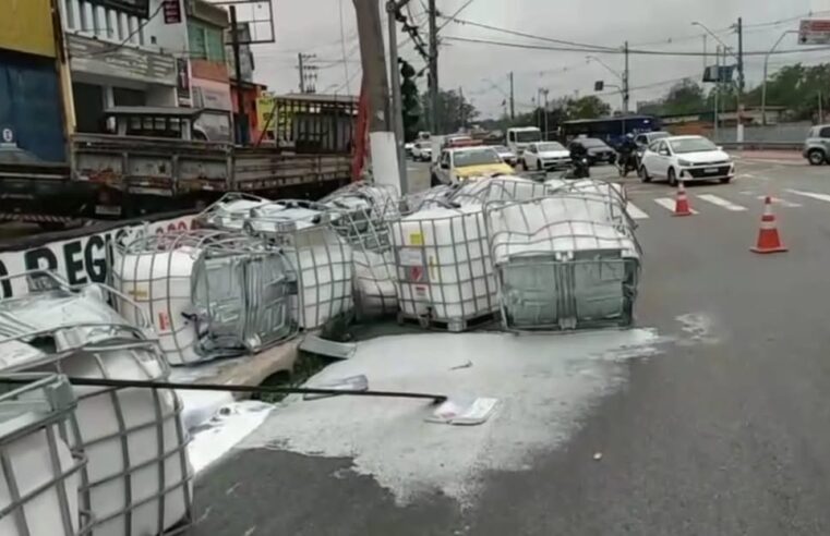 CARGA DE VERNIZ TOMBA NA ESTRADA DOS ALVARENGAS; CETESB ACOMPANHA O CASO