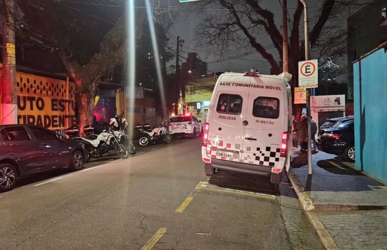 ASSALTANTE É DETIDO POR MOTOCICLISTAS APÓS TENTAR ROUBAR CELULAR NA RUA TIRADENTES, EM SÃO BERNARDO