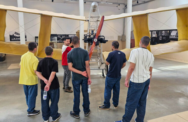 ADOLESCENTES DA FUNDAÇÃO CASA DE SÃO BERNARDO VISITAM ATELIÊ DO ARTISTA EDUARDO KOBRA