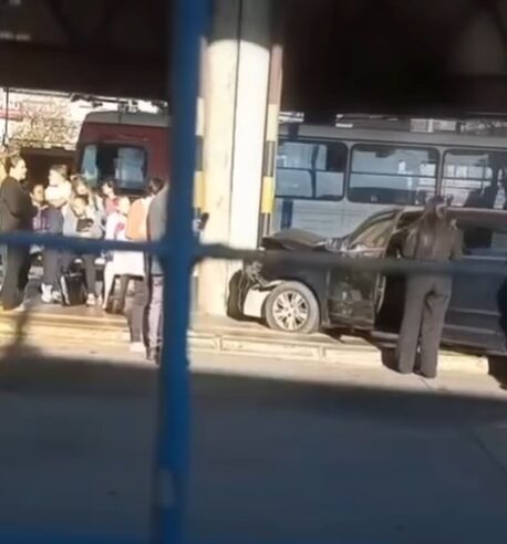 CARRO INVADE TERMINAL EM SANTO ANDRÉ APÓS TENTATIVA DE ASSALTO
