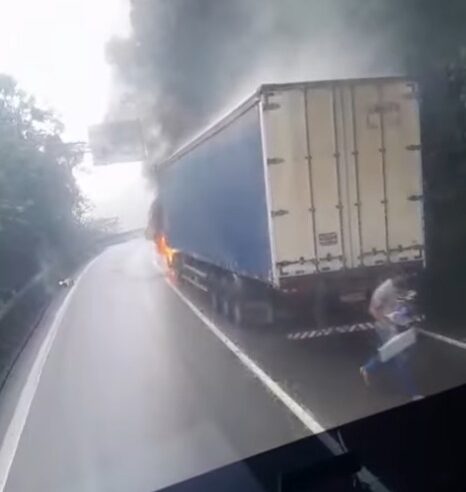 INCÊNDIO EM CARRETA INTERDITA ANCHIETA NO KM 45, SENTIDO LITORAL