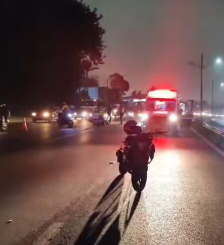 ACIDENTE ENTRE TRÊS VEÍCULOS E MOTO DEIXA DOIS FERIDOS NO KM 21 DA ANCHIETA, SENTIDO LITORAL